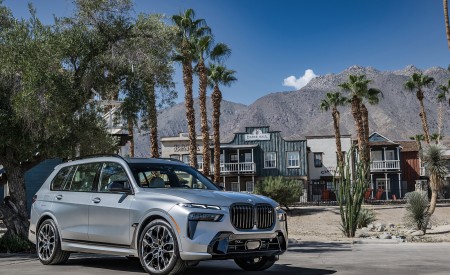 2023 BMW X7 M60i xDrive (Color: Frozen Grey; US-Spec) Front Three-Quarter Wallpapers 450x275 (62)