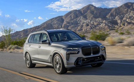 2023 BMW X7 M60i xDrive (Color: Frozen Grey; US-Spec) Front Three-Quarter Wallpapers 450x275 (43)