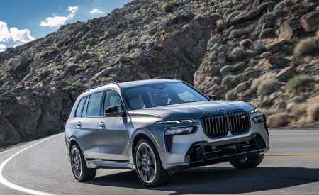 2023 BMW X7 M60i xDrive (Color: Frozen Grey; US-Spec) Front Three-Quarter Wallpapers 450x275 (24)