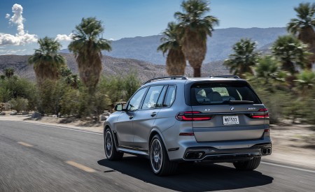 2023 BMW X7 M60i xDrive (Color: Frozen Grey; US-Spec) Rear Three-Quarter Wallpapers 450x275 (33)