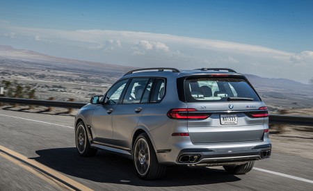 2023 BMW X7 M60i xDrive (Color: Frozen Grey; US-Spec) Rear Three-Quarter Wallpapers 450x275 (28)