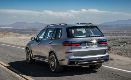 2023 BMW X7 M60i xDrive (Color: Frozen Grey; US-Spec) Rear Three-Quarter Wallpapers 450x275 (29)