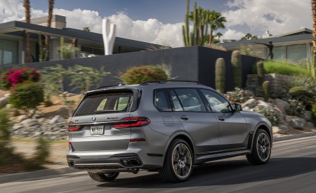 2023 BMW X7 M60i xDrive (Color: Frozen Grey; US-Spec) Rear Three-Quarter Wallpapers 450x275 (51)