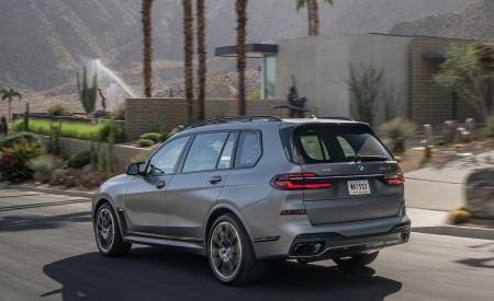 2023 BMW X7 M60i xDrive (Color: Frozen Grey; US-Spec) Rear Three-Quarter Wallpapers 450x275 (44)