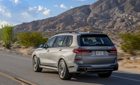 2023 BMW X7 M60i xDrive (Color: Frozen Grey; US-Spec) Rear Three-Quarter Wallpapers 450x275 (25)