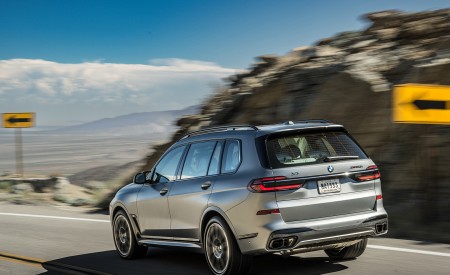 2023 BMW X7 M60i xDrive (Color: Frozen Grey; US-Spec) Rear Three-Quarter Wallpapers 450x275 (23)