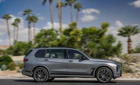 2023 BMW X7 M60i xDrive (Color: Frozen Grey; US-Spec) Side Wallpapers 450x275 (46)