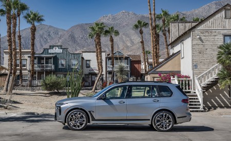 2023 BMW X7 M60i xDrive (Color: Frozen Grey; US-Spec) Side Wallpapers 450x275 (61)