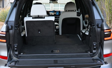 2023 BMW X7 M60i xDrive (Color: Frozen Grey; US-Spec) Trunk Wallpapers 450x275 (90)