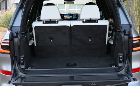 2023 BMW X7 M60i xDrive (Color: Frozen Grey; US-Spec) Trunk Wallpapers 450x275 (91)