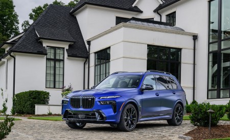 2023 BMW X7 M60i xDrive (Color: Frozen Marina Bay Blue; US-Spec) Front Three-Quarter Wallpapers 450x275 (229)