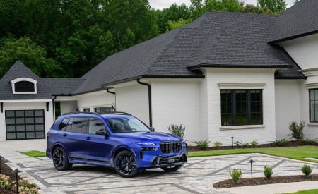 2023 BMW X7 M60i xDrive (Color: Frozen Marina Bay Blue; US-Spec) Front Three-Quarter Wallpapers 450x275 (222)