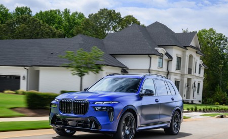 2023 BMW X7 M60i xDrive (Color: Frozen Marina Bay Blue; US-Spec) Front Three-Quarter Wallpapers 450x275 (214)