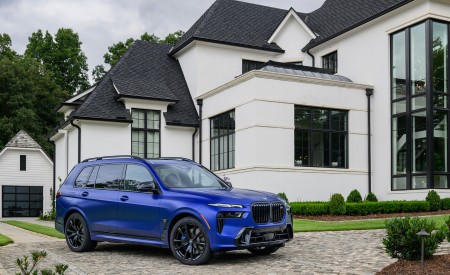 2023 BMW X7 M60i xDrive (Color: Frozen Marina Bay Blue; US-Spec) Front Three-Quarter Wallpapers 450x275 (230)