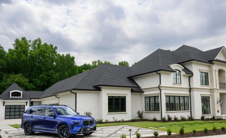 2023 BMW X7 M60i xDrive (Color: Frozen Marina Bay Blue; US-Spec) Front Three-Quarter Wallpapers 450x275 (223)