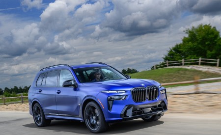 2023 BMW X7 M60i xDrive (Color: Frozen Marina Bay Blue; US-Spec) Front Three-Quarter Wallpapers 450x275 (215)