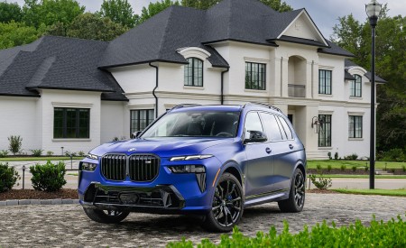 2023 BMW X7 M60i xDrive (Color: Frozen Marina Bay Blue; US-Spec) Front Three-Quarter Wallpapers 450x275 (231)