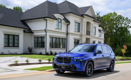 2023 BMW X7 M60i xDrive (Color: Frozen Marina Bay Blue; US-Spec) Front Three-Quarter Wallpapers 450x275 (216)