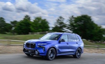 2023 BMW X7 M60i xDrive (Color: Frozen Marina Bay Blue; US-Spec) Front Three-Quarter Wallpapers 450x275 (211)
