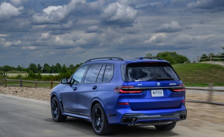 2023 BMW X7 M60i xDrive (Color: Frozen Marina Bay Blue; US-Spec) Rear Three-Quarter Wallpapers 450x275 (212)