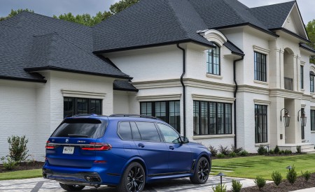 2023 BMW X7 M60i xDrive (Color: Frozen Marina Bay Blue; US-Spec) Rear Three-Quarter Wallpapers 450x275 (225)
