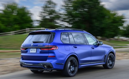 2023 BMW X7 M60i xDrive (Color: Frozen Marina Bay Blue; US-Spec) Rear Three-Quarter Wallpapers 450x275 (213)