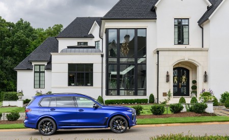 2023 BMW X7 M60i xDrive (Color: Frozen Marina Bay Blue; US-Spec) Side Wallpapers 450x275 (227)