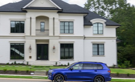 2023 BMW X7 M60i xDrive (Color: Frozen Marina Bay Blue; US-Spec) Side Wallpapers 450x275 (221)