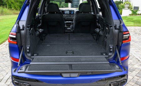 2023 BMW X7 M60i xDrive (Color: Frozen Marina Bay Blue; US-Spec) Trunk Wallpapers 450x275 (251)