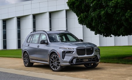 2023 BMW X7 M60i xDrive (Color: Frozen Pure Grey Metallic; US-Spec) Front Three-Quarter Wallpapers 450x275 (164)