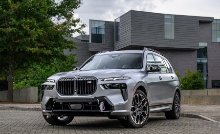 2023 BMW X7 M60i xDrive (Color: Frozen Pure Grey Metallic; US-Spec) Front Three-Quarter Wallpapers 450x275 (162)