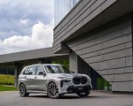 2023 BMW X7 M60i xDrive (Color: Frozen Pure Grey Metallic; US-Spec) Front Three-Quarter Wallpapers 150x120