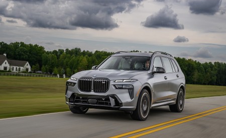 2023 BMW X7 M60i xDrive (Color: Frozen Pure Grey Metallic; US-Spec) Front Three-Quarter Wallpapers 450x275 (141)