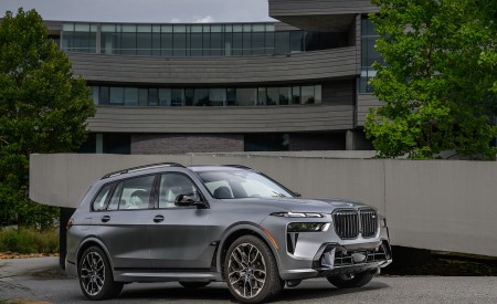 2023 BMW X7 M60i xDrive (Color: Frozen Pure Grey Metallic; US-Spec) Front Three-Quarter Wallpapers 450x275 (163)
