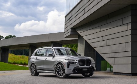 2023 BMW X7 M60i xDrive (Color: Frozen Pure Grey Metallic; US-Spec) Front Three-Quarter Wallpapers 450x275 (155)
