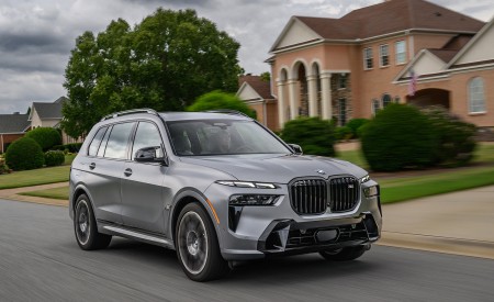 2023 BMW X7 M60i xDrive (Color: Frozen Pure Grey Metallic; US-Spec) Front Three-Quarter Wallpapers 450x275 (149)