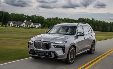 2023 BMW X7 M60i xDrive (Color: Frozen Pure Grey Metallic; US-Spec) Front Three-Quarter Wallpapers 450x275 (142)
