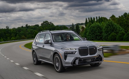 2023 BMW X7 M60i xDrive (Color: Frozen Pure Grey Metallic; US-Spec) Front Three-Quarter Wallpapers 450x275 (137)