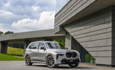 2023 BMW X7 M60i xDrive (Color: Frozen Pure Grey Metallic; US-Spec) Front Three-Quarter Wallpapers 450x275 (156)