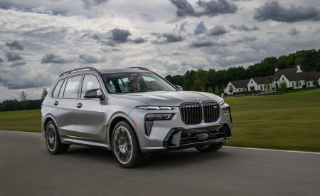 2023 BMW X7 M60i xDrive (Color: Frozen Pure Grey Metallic; US-Spec) Front Three-Quarter Wallpapers 450x275 (138)