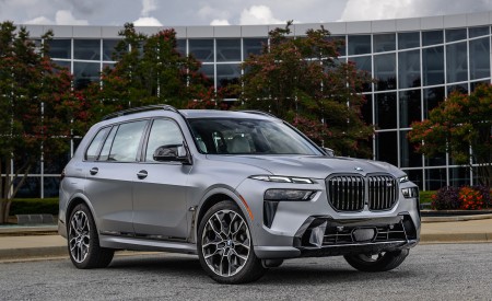 2023 BMW X7 M60i xDrive (Color: Frozen Pure Grey Metallic; US-Spec) Front Three-Quarter Wallpapers 450x275 (157)