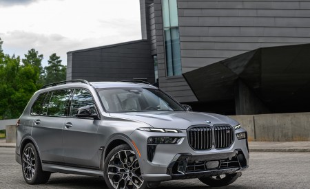 2023 BMW X7 M60i xDrive (Color: Frozen Pure Grey Metallic; US-Spec) Front Three-Quarter Wallpapers 450x275 (160)