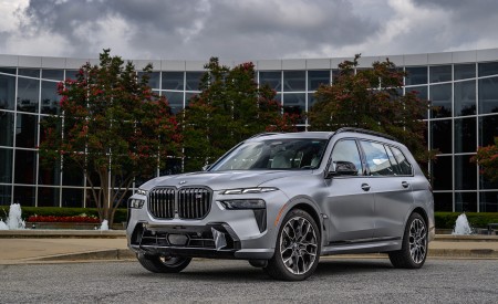 2023 BMW X7 M60i xDrive (Color: Frozen Pure Grey Metallic; US-Spec) Front Three-Quarter Wallpapers 450x275 (158)
