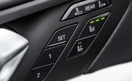 2023 BMW X7 M60i xDrive (Color: Frozen Pure Grey Metallic; US-Spec) Interior Detail Wallpapers 450x275 (184)