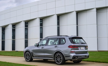 2023 BMW X7 M60i xDrive (Color: Frozen Pure Grey Metallic; US-Spec) Rear Three-Quarter Wallpapers 450x275 (167)