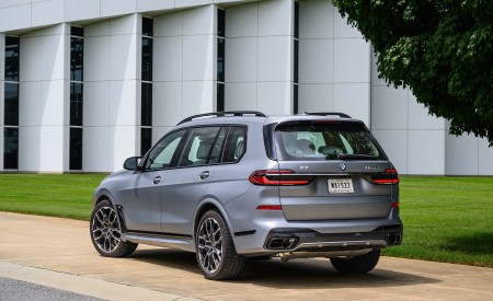 2023 BMW X7 M60i xDrive (Color: Frozen Pure Grey Metallic; US-Spec) Rear Three-Quarter Wallpapers 450x275 (168)