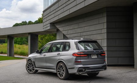 2023 BMW X7 M60i xDrive (Color: Frozen Pure Grey Metallic; US-Spec) Rear Three-Quarter Wallpapers 450x275 (161)