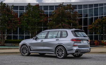 2023 BMW X7 M60i xDrive (Color: Frozen Pure Grey Metallic; US-Spec) Rear Three-Quarter Wallpapers 450x275 (159)