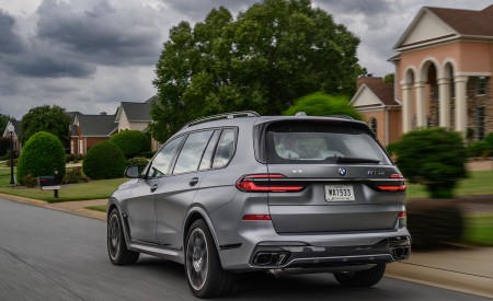 2023 BMW X7 M60i xDrive (Color: Frozen Pure Grey Metallic; US-Spec) Rear Three-Quarter Wallpapers 450x275 (150)