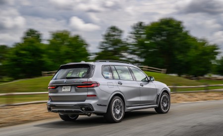 2023 BMW X7 M60i xDrive (Color: Frozen Pure Grey Metallic; US-Spec) Rear Three-Quarter Wallpapers 450x275 (135)